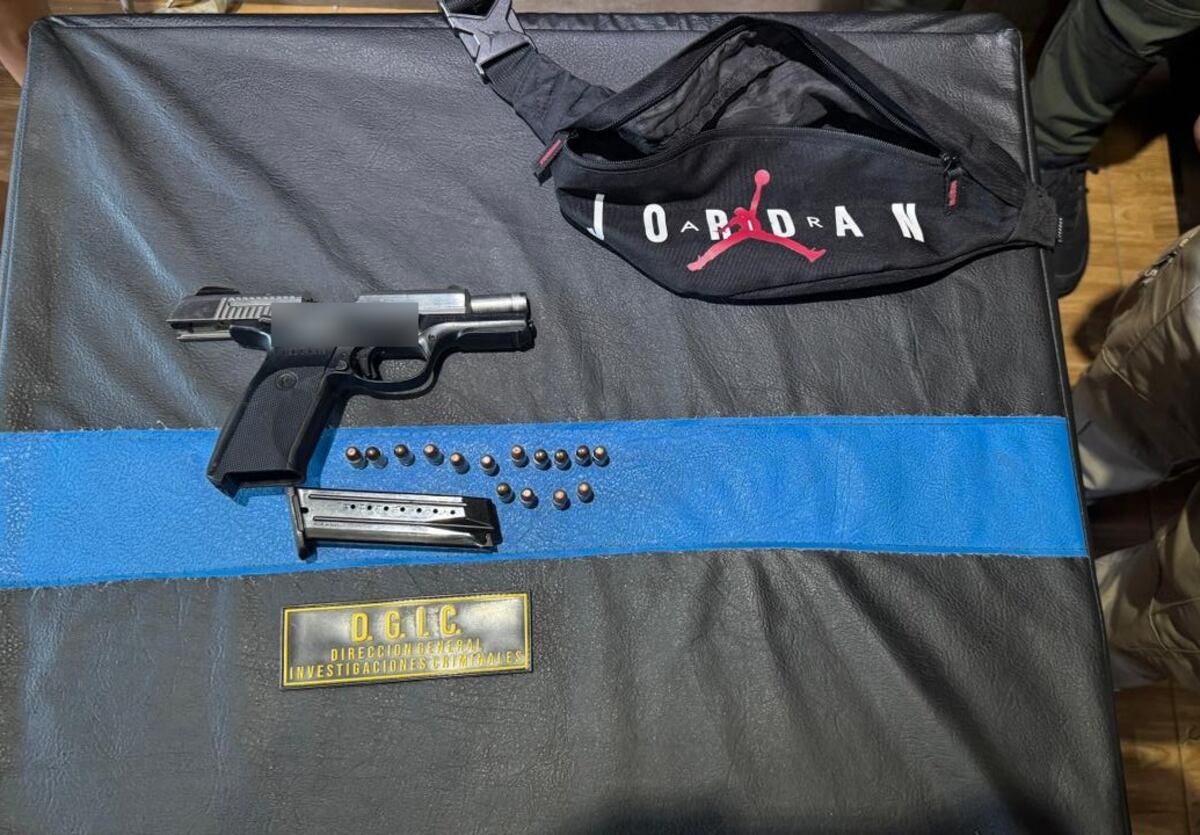 El hincha fue detenido con una pistola 9 milímetros cargada en inmediaciones del club Belgrano de Córdoba. (Policía)