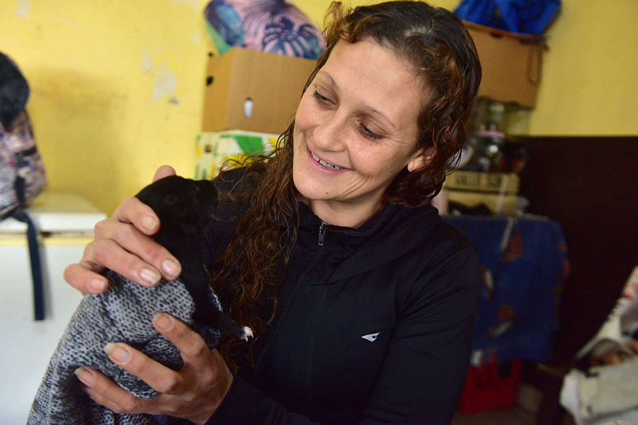 Barrio San Vicente. Eliana en la cotidianidad de su hogar cordobés (José Hernández/La Voz).