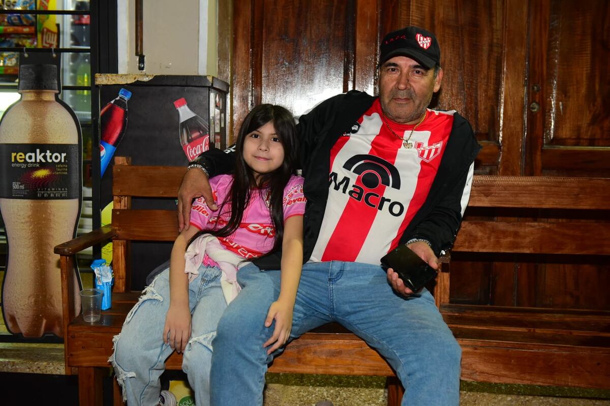 Hinchas de Instituto en la previa del partido con Central Córdoba por el Torneo Apertura. (Jorge Peñalba / La Voz)