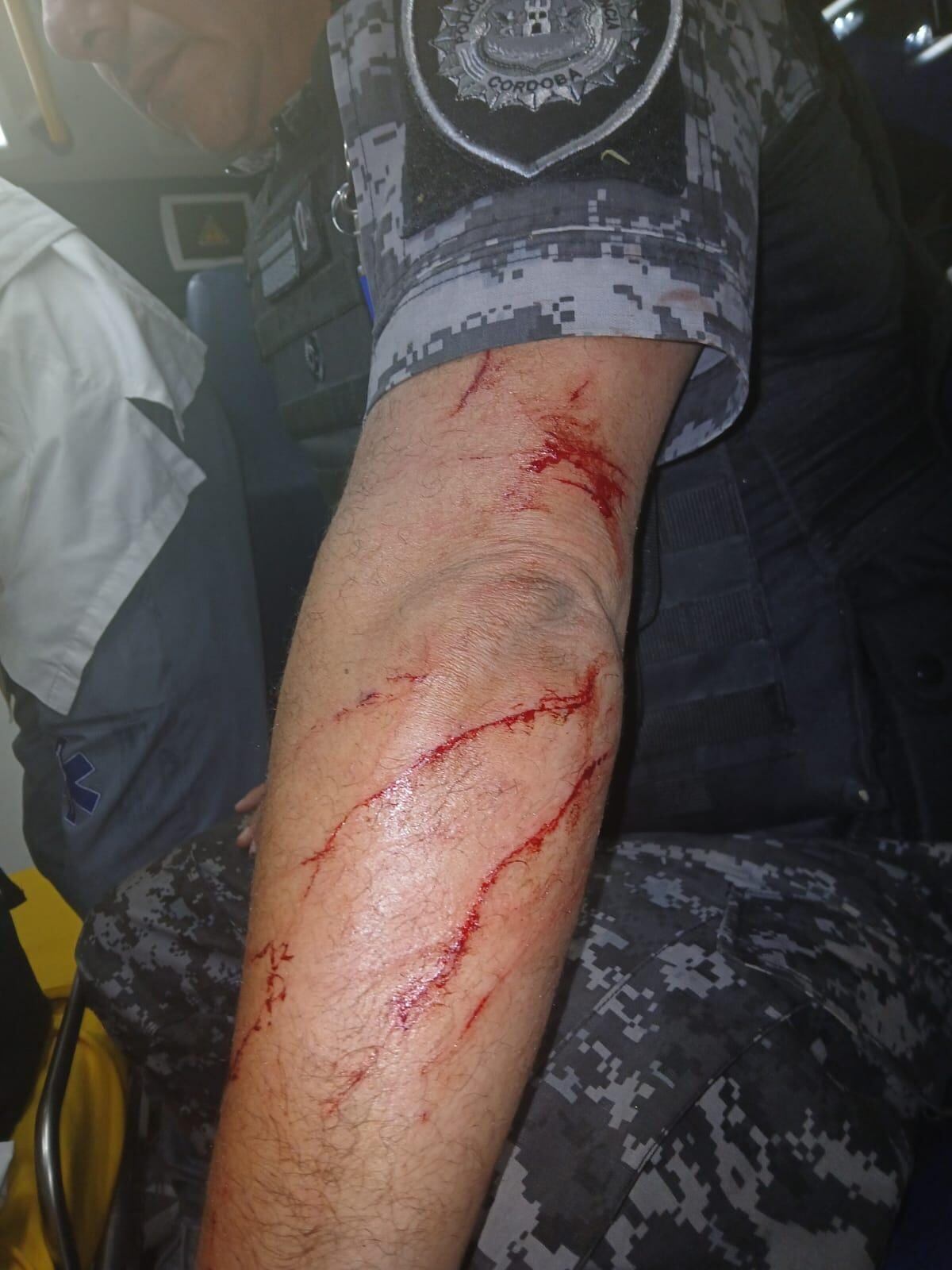 Uno de los efectivos resultó herido durante el procedimiento. (Policía de Córdoba)