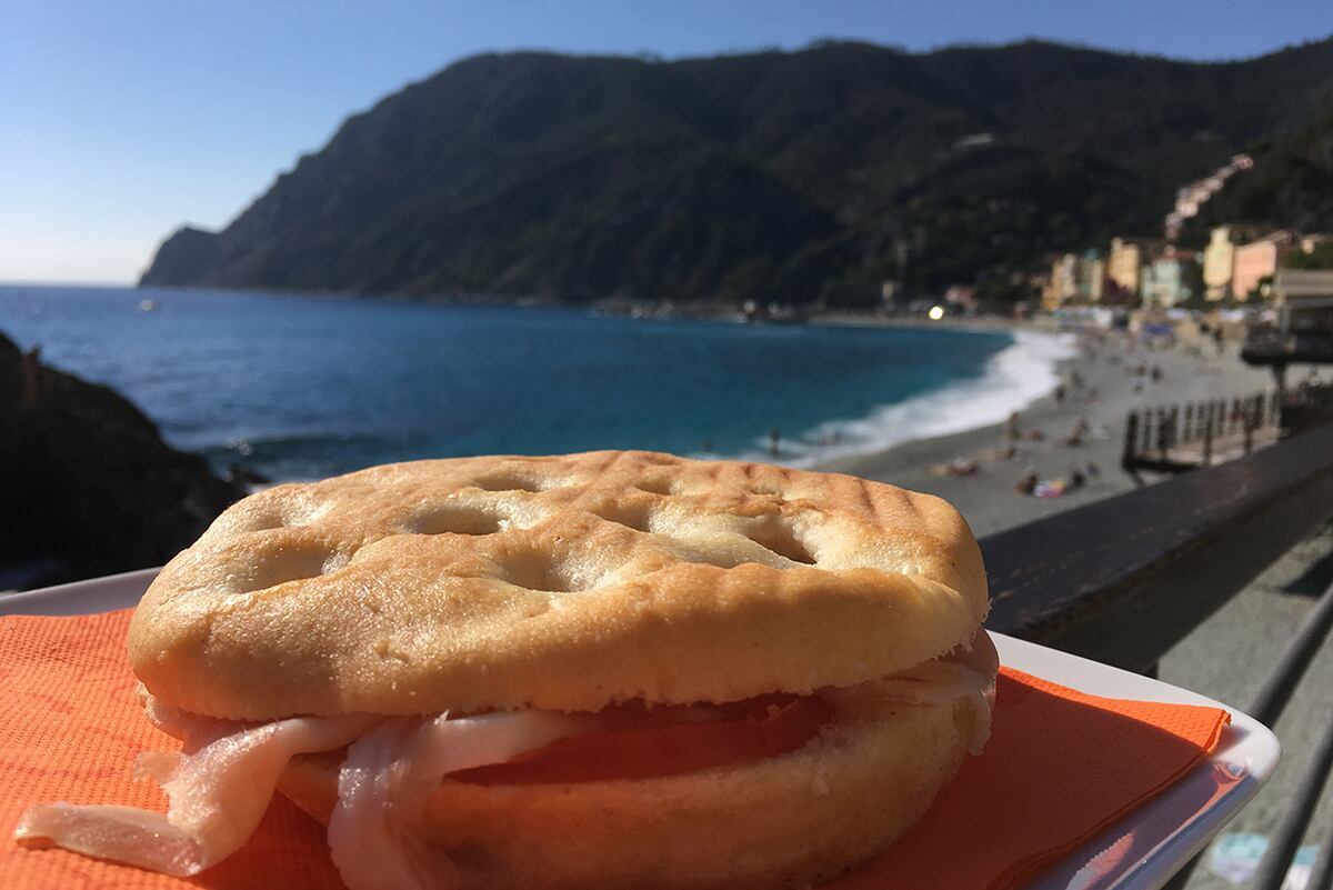 Focaccia y prosciuto de Parma, con vista a Monterroso. ¿Qué puede salir mal (Foto: Milagros Martínez)