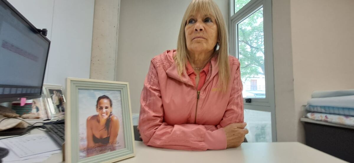 Alicia Villafañe, madre de Andrea Castana, con la foto de su hija, asesinada en Carlos Paz, (La Voz)