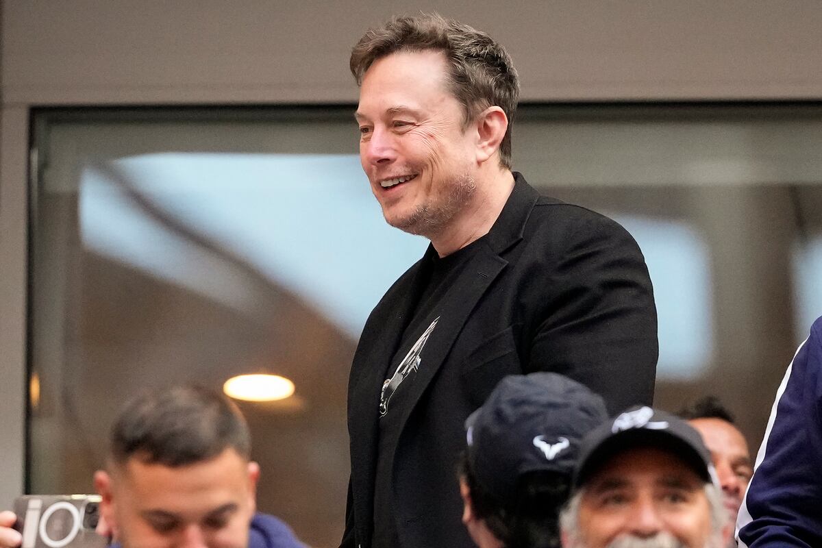 Elon Musk va por más en el mercado de internet y busca revolucionar la fibra óptica con sus satélites. (AP / Archivo)