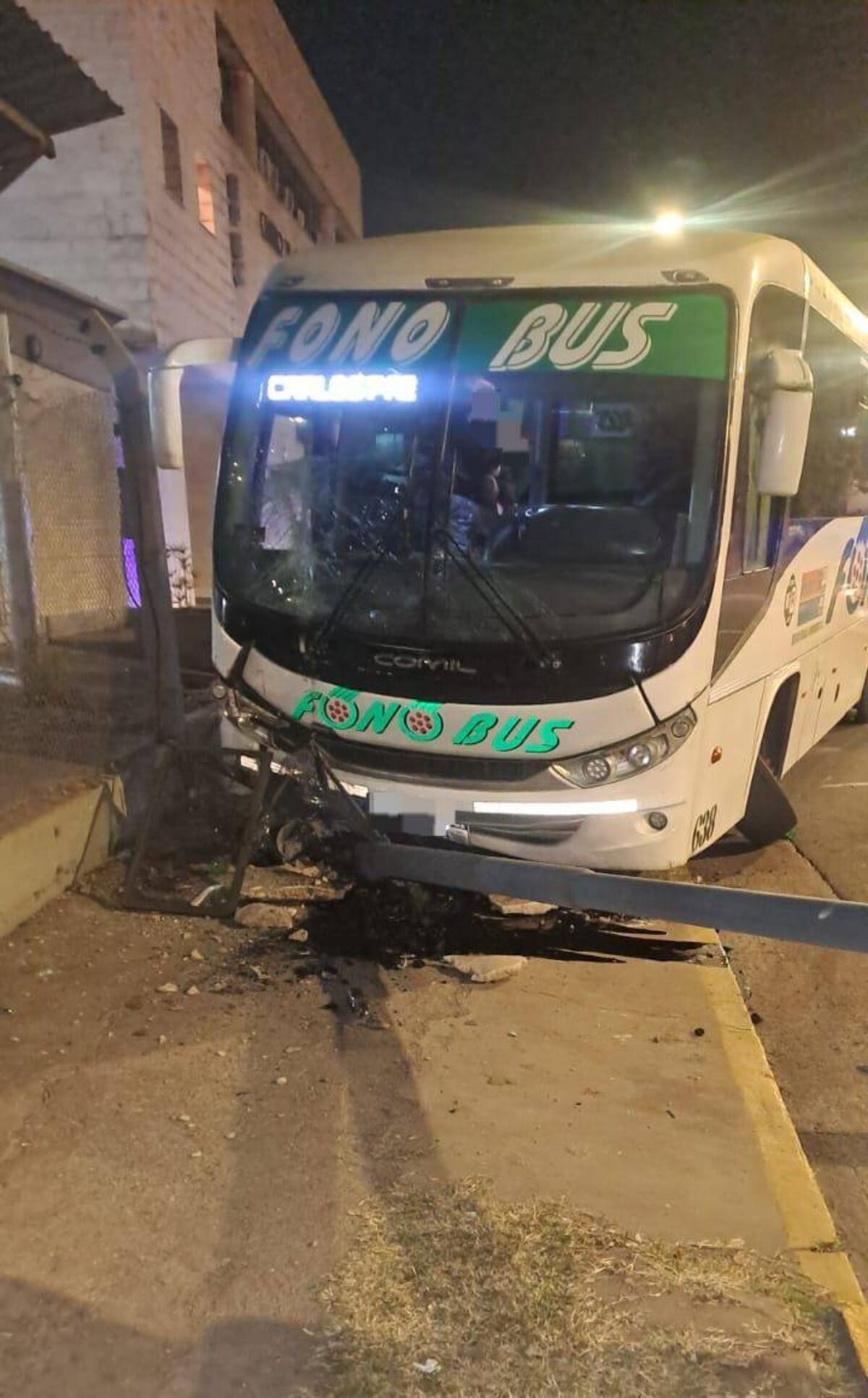 El colectivo de la empresa Fonobus perdió una rueda en pleno centro de Córdoba y terminó impactando contra un poste de alumbrado público. (Policía de Córdoba)