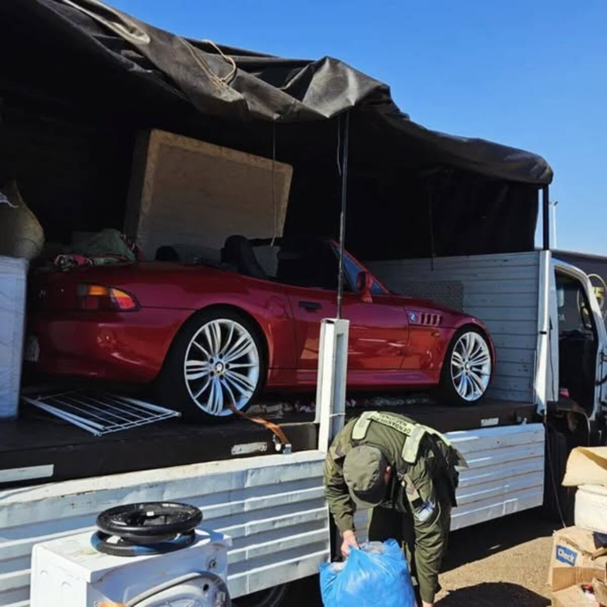 El BMW Z3 descapotable, modelo 1998, fue ingresado al país desde Paraguay en forma irregular, sin documentación legal.