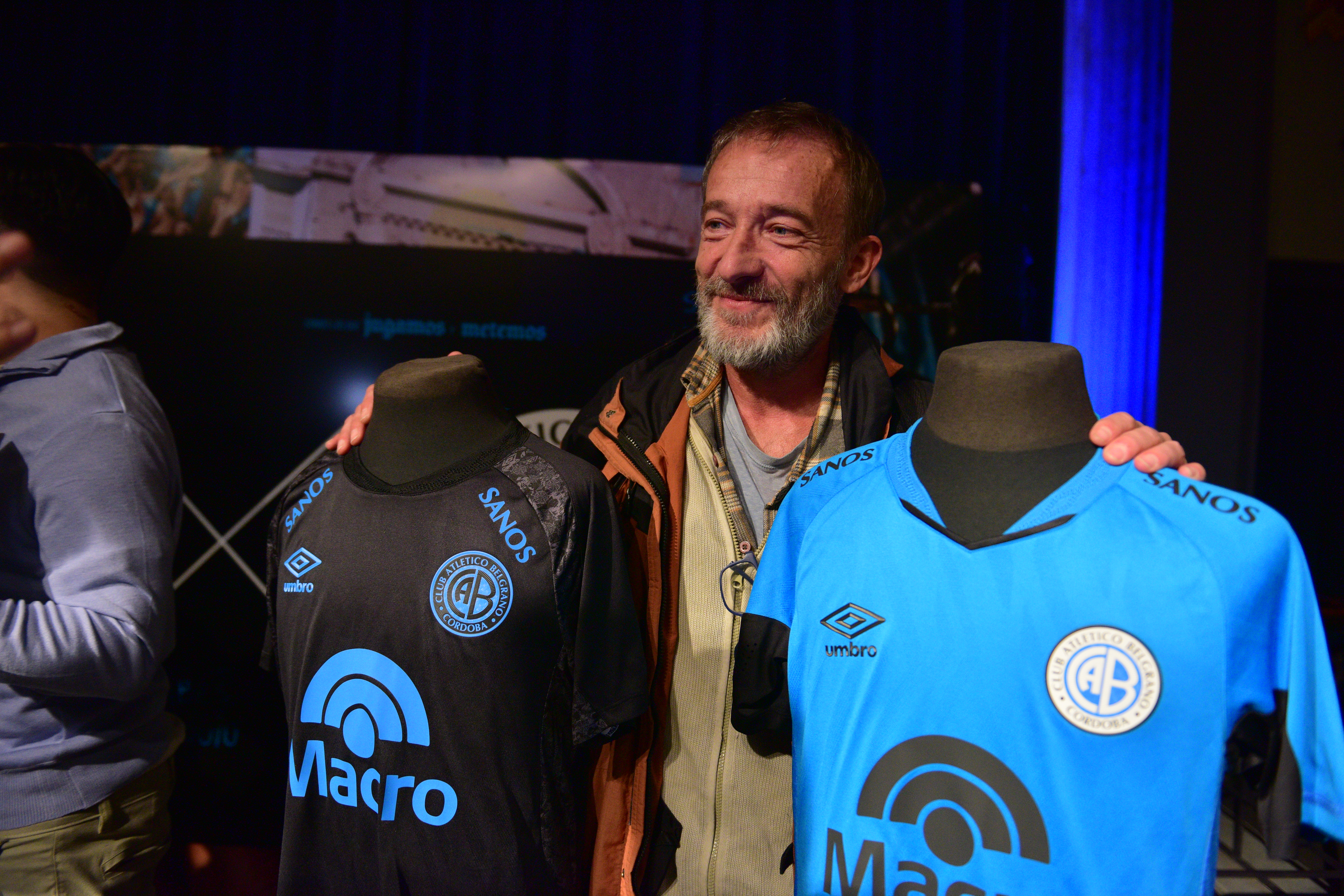 Belgrano presentó sus camisetas de la marca Umbro en La Piojera. (José Gabriel Hernández / La Voz)