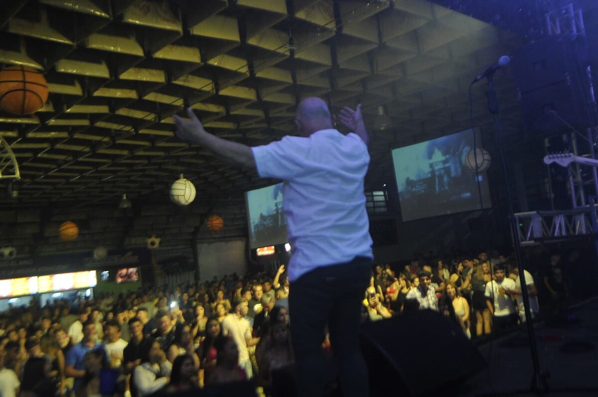 Fotos del baile de Q Lokura en Villa Retiro, donde brillaron los cantantes Nicolás Sattler y Chino Herrera y en el que se destacó Gonzalito Millares, uno de los más queridos integrantes de la banda. (Fotografías de Javier Ferreyra)