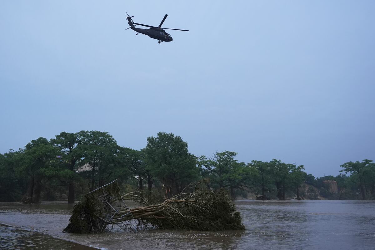 Un helicóptero sobrevuela el río Guadalupe después de que una inundación repentina arrasara el área, el viernes 4 de julio de 2025, en Kerrville, Texas. (AP Foto/Eric Gay)