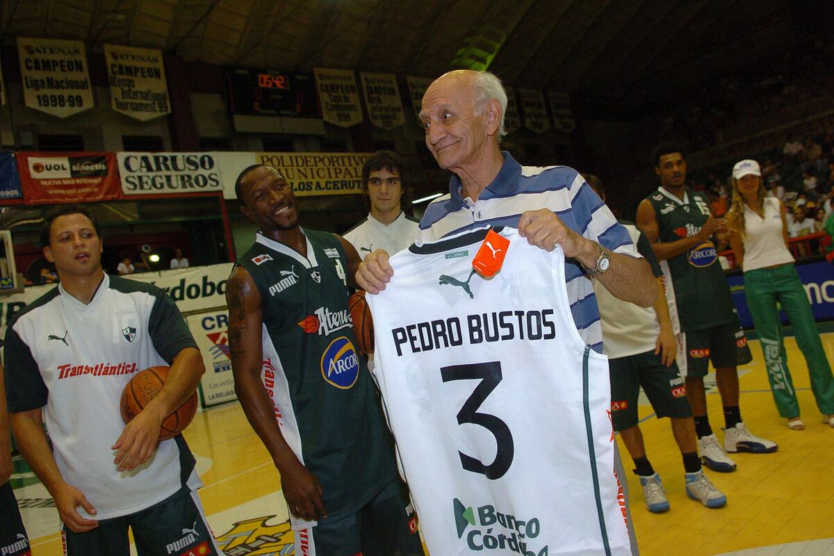 El club Atenas homenajeó al histórico jugador Pedro Bustos. (La Voz / Archivo)