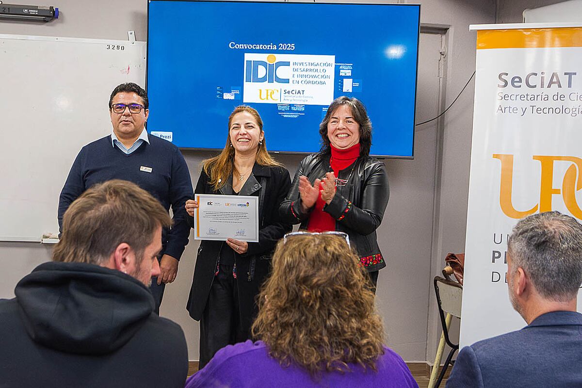 La rectora, Julia Oliva Cúneo, junto con la secretaria de Ciencia, Arte y Tecnología, Alicia Olmos, encabezaron el acto de entrega de certificados a los doce proyectos ganadores.