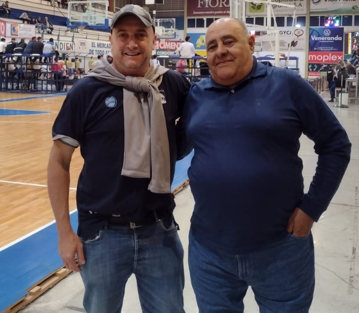 Juntos, el presidente de Independiente Daniel Cesaretti y el dirigente que maneja el básquet de Barrio Parque, Mario García, en la charla con Mundo D. (La Voz)