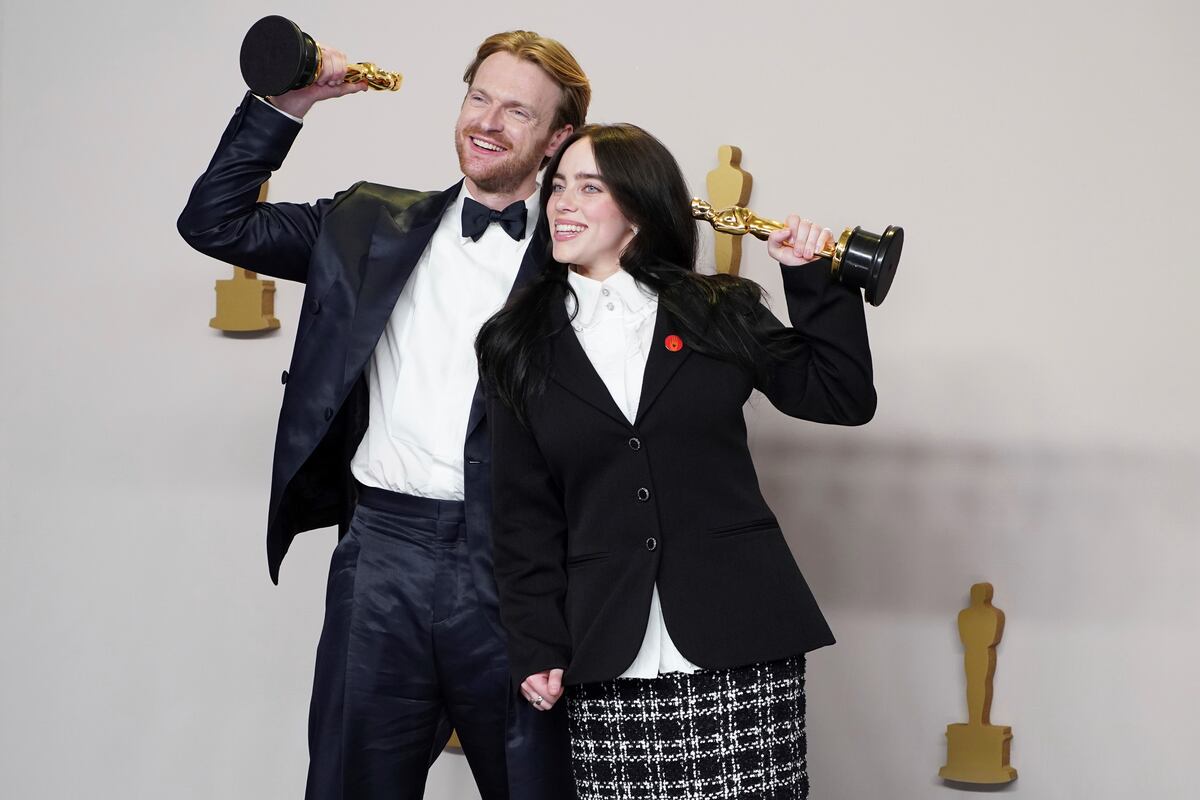 Finneas y Billie Eilish, con el único Oscar para "Barbie". (AP)