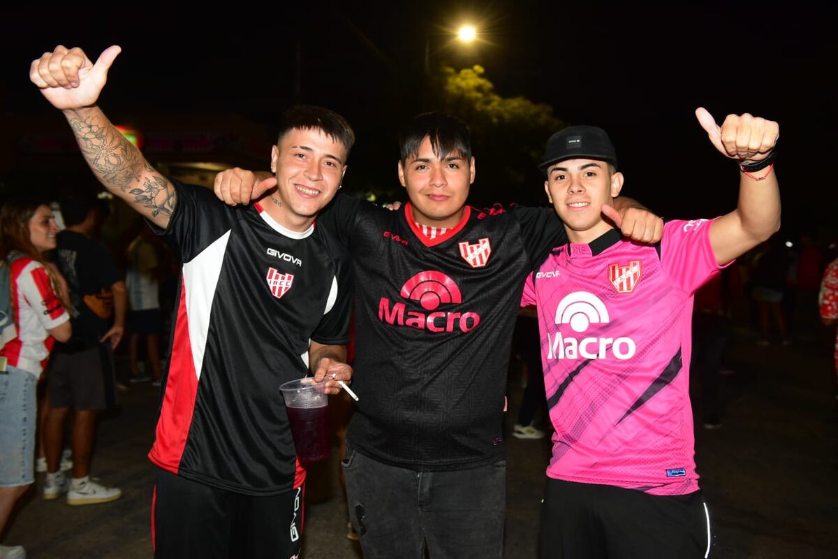 Hinchas de Instituto en la previa del partido con Central Córdoba por el Torneo Apertura. (Jorge Peñalba / La Voz)