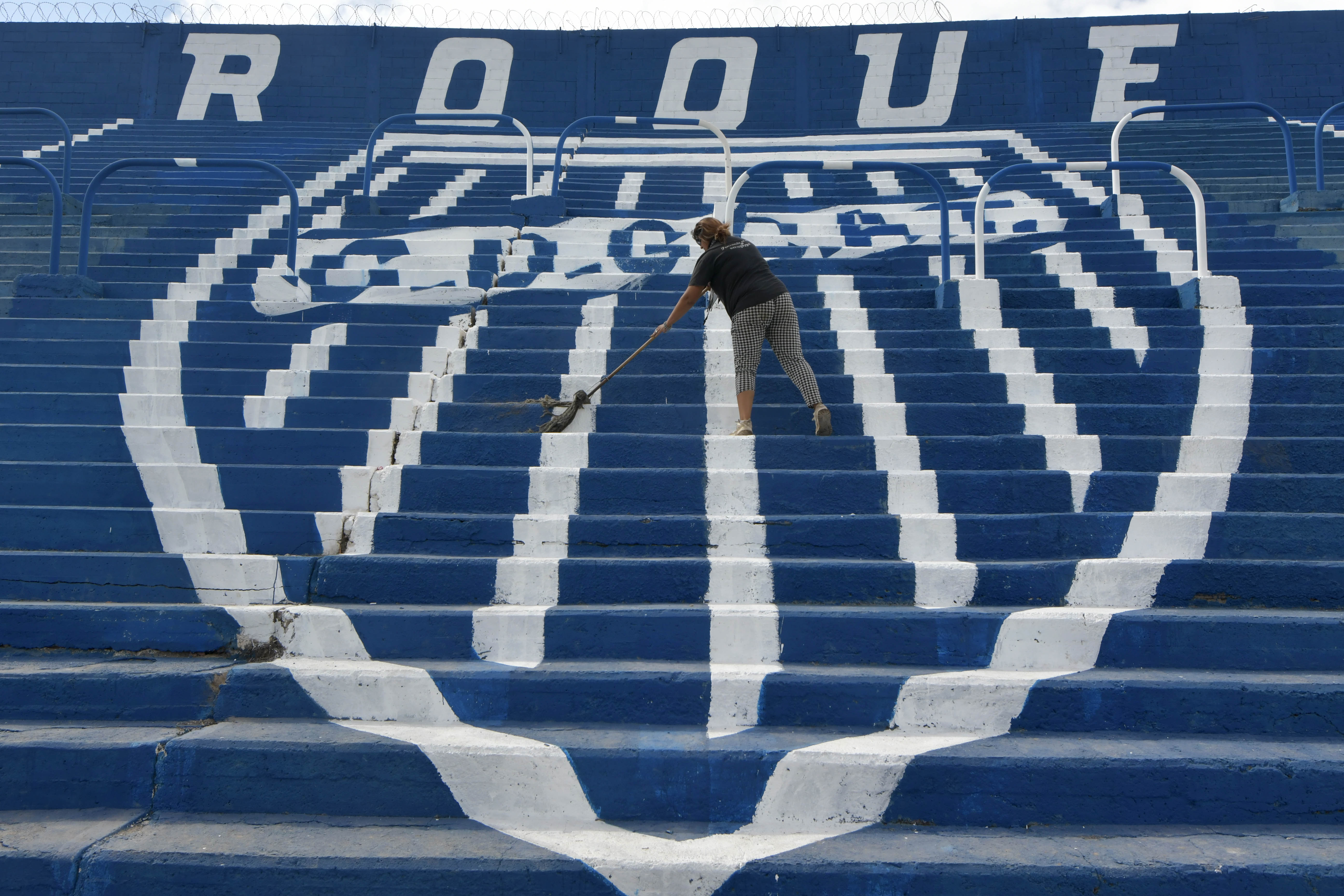 Los trabajos de restauración que se hicieron del estadio Gambarte, del Club Atletico Godoy Cruz Antonio Tomba. (Orlando Pelichotti/ Los Andes).