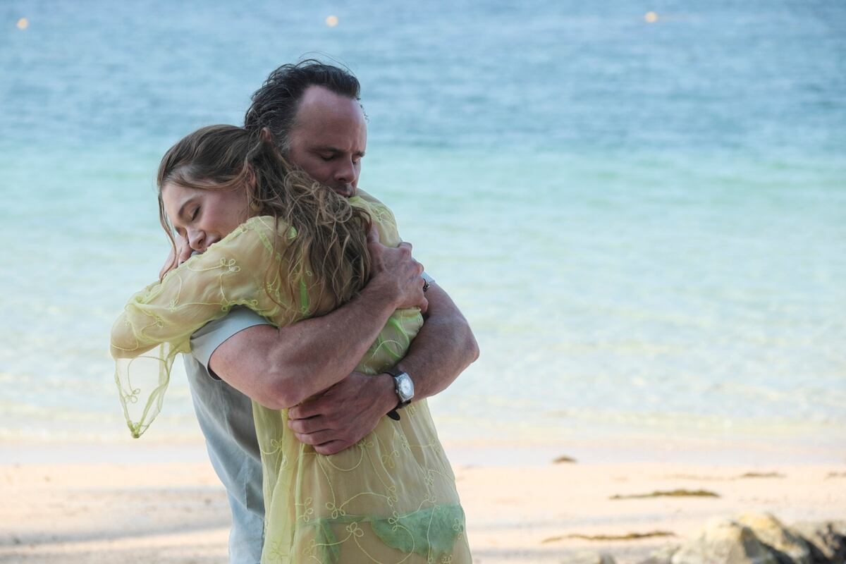 Rick (Walton Goggins) y Chelsea (Aimee Lou Wood) se confiesan el amor profundo que se tienen, antes de morir. Una de las escenas más conmovedoras del episodio final de la tercera temporada de "The White Lotus". (Max)