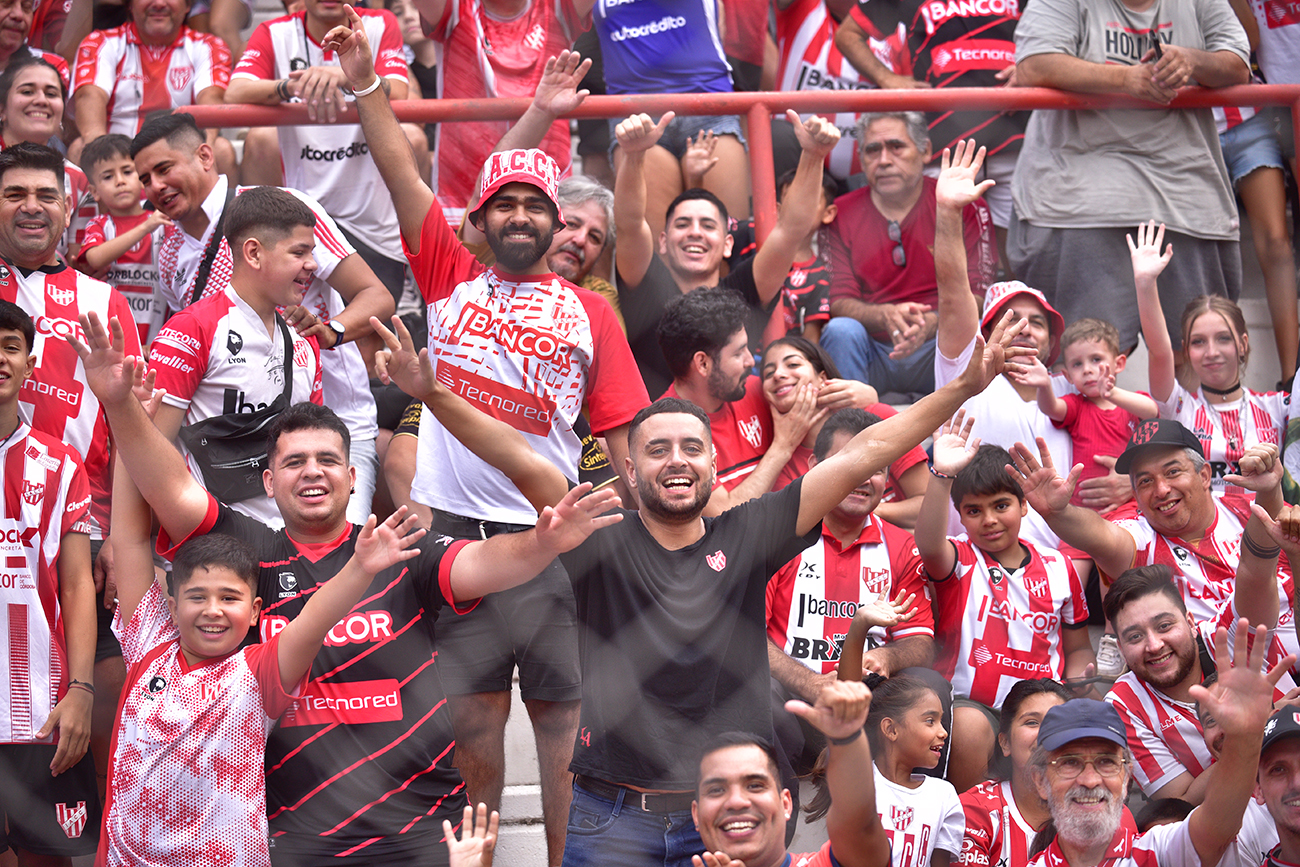 Fotos de hinchas de Instituto en el estadio Monumental en el partido ante Sarmiento de Junín para la Liga Profesional. (Ramiro Pereyra)