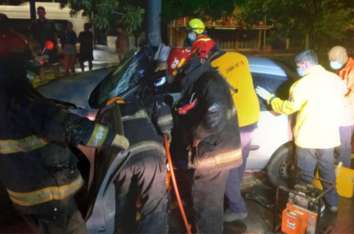 Tareas de rescate en la Monseñor Pablo. (Bomberos)