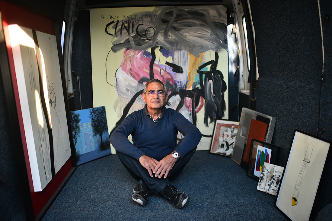 "Pepe" Mascarello, en el interior de su furgoneta, rodeado de obras (Foto: Pedro Castillo)