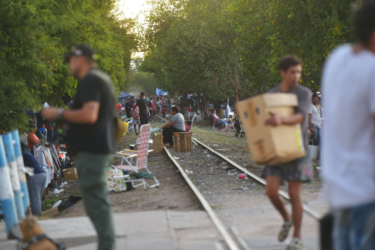 En la feria de la Bulnes se reúnen vecinos de los barrios colindantes para ofrecer todo tipo de productos, objetos y comidas. Foto Javier Ferreyra