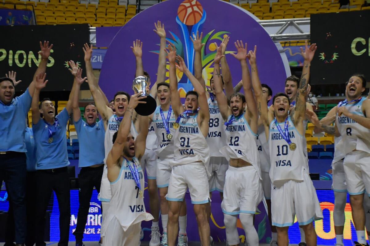 En 2022, Argentina se consagró campeón de la AmeriCup ante Brasil. Repiten Juampi Vaulet, José Vildoza y Nicolás Brussino. (Fiba)