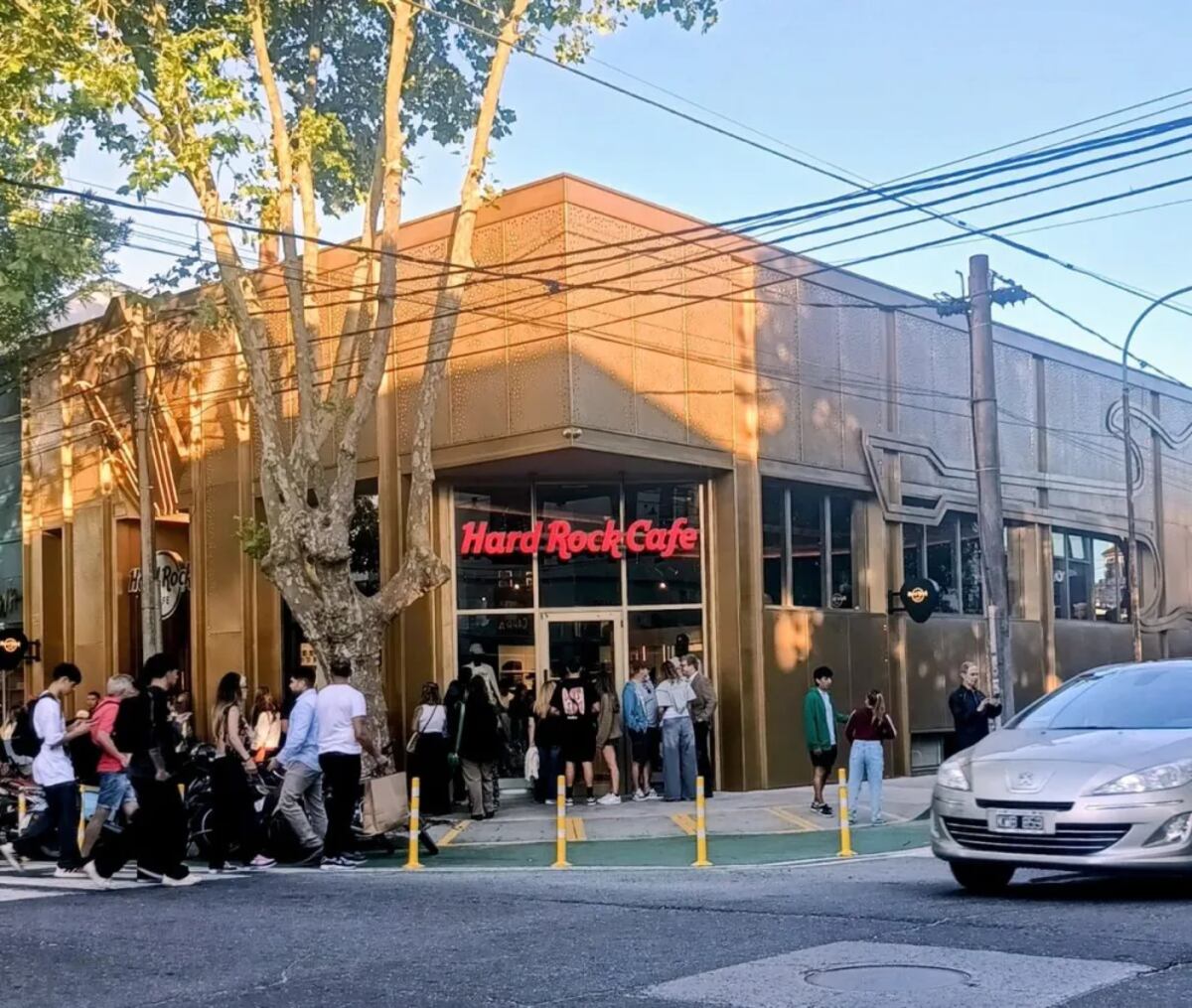 Hard Rock Café llegó a Mar del Plata y se espera que sea uno de los puntos más visitados del verano.