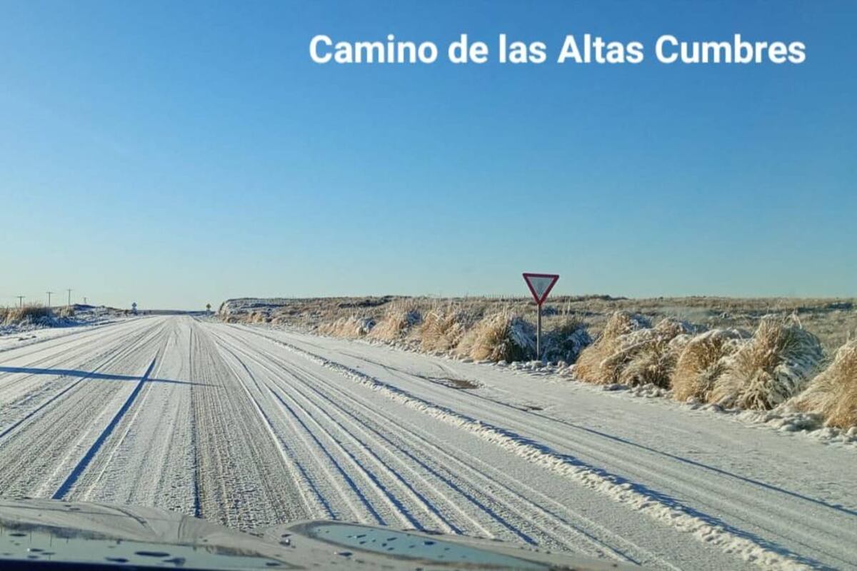 La ruta 34 que une Mina Clavero con Villa Carlos Paz está cortada por presencia de hielo en calzada. (Policía Caminera)
