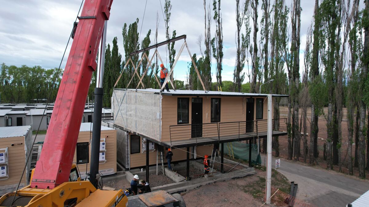 Las viviendas fabricadas en Córdoba por Cititek y que se arman en el terreno, en este caso en Añelo. (Gentileza Edisur)