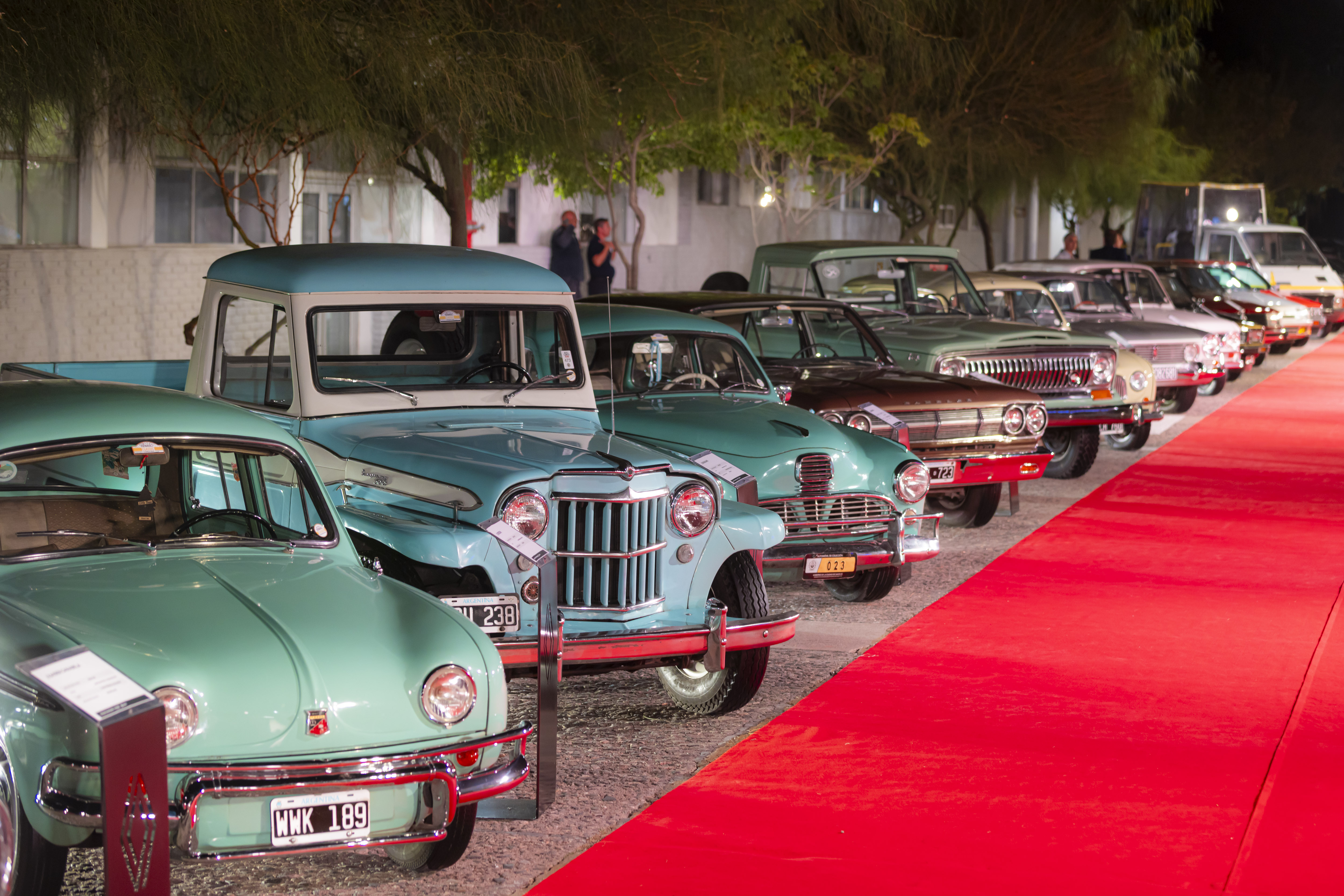 Renault desplegó una gran alfombra roja para homenajear a los modelos que han marcado la historia de la industria automotriz en Argentina.