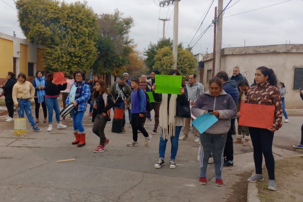 Estudiantes, docentes y familias en la protesta del miércoles pasado. (Foto: gentileza docentes del Ipem 5)