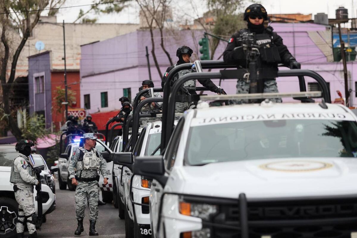 Guardias Nacionales patrullan el área afuera de la Fiscalía General de la República en la Ciudad de México, el domingo 22 de febrero de 2026, tras la muerte de "El Mencho". (AP / Ginette Riquelme)