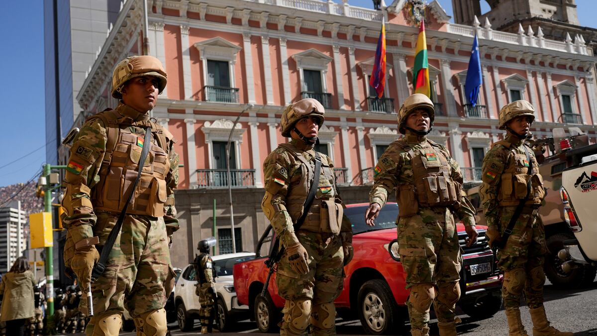 Soldados en el ingreso al Palacio de Gobierno de Bolivia, en La Paz. (AP)