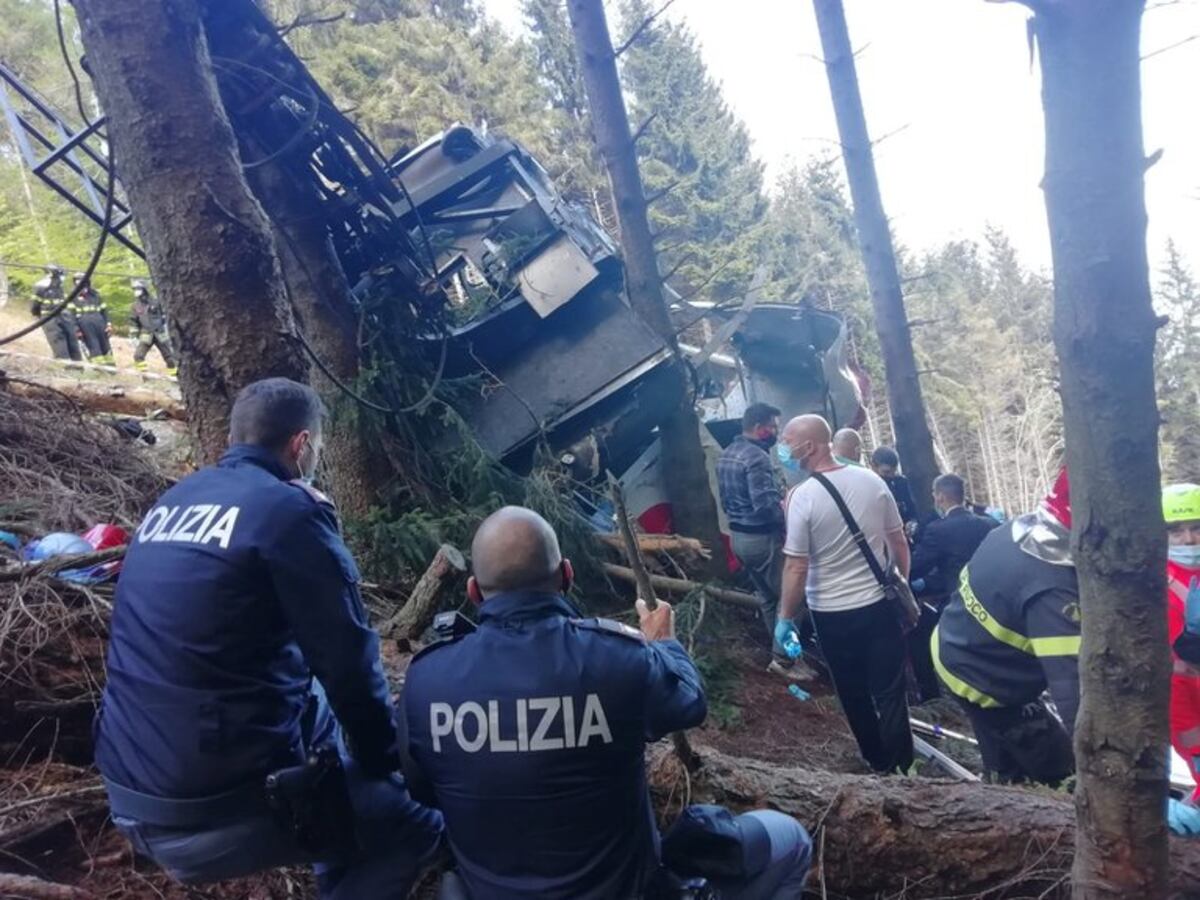 Italia. Murieron 14 personas tras caer un teleférico.