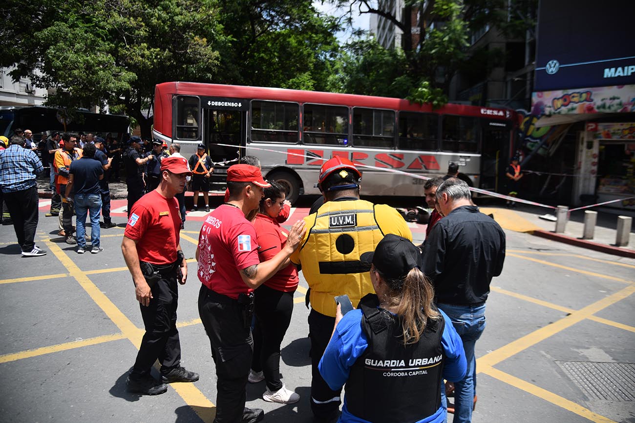 Córdoba: un colectivo sin chofer embistió a dos personas e impactó contra un quiosco sobre bulevar Chacabuco e Illia. (Pedro Castillo / La Voz)