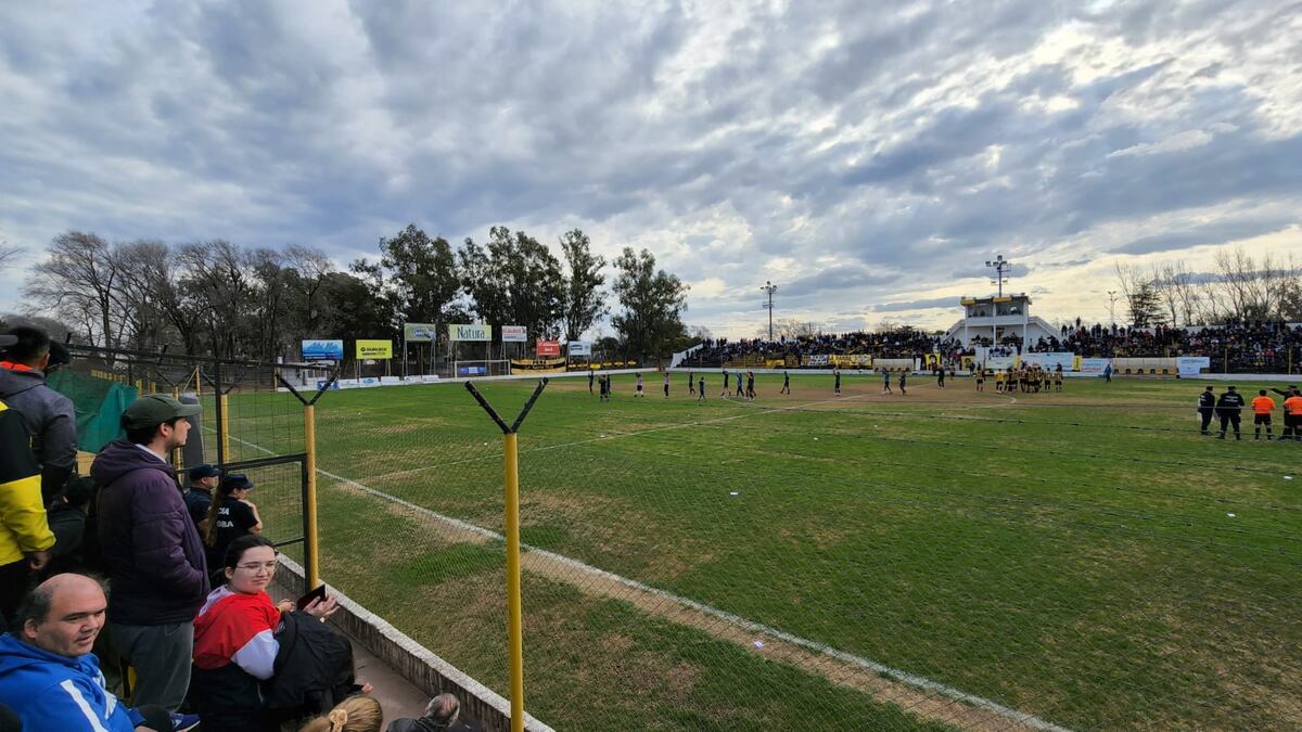 La hinchada de Alberdi de Río Cuarto se ubicó en vagones de ferrocarril para alentar al equipo ante Acción Juvenil de General Deheza. (Gentileza Denise Audrito)