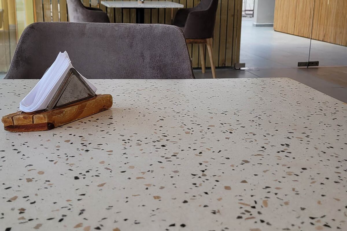 Es dúctil y puede tener muchas aplicaciones: desde mesadas y tapas de mesa, hasta revestimiento para muebles, paredes y pisos.