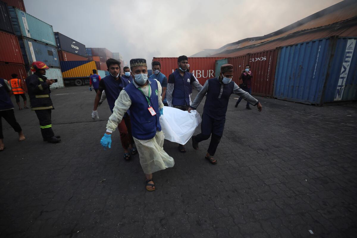 Incendio mortal en un depósito de Bangladesh. (AP)