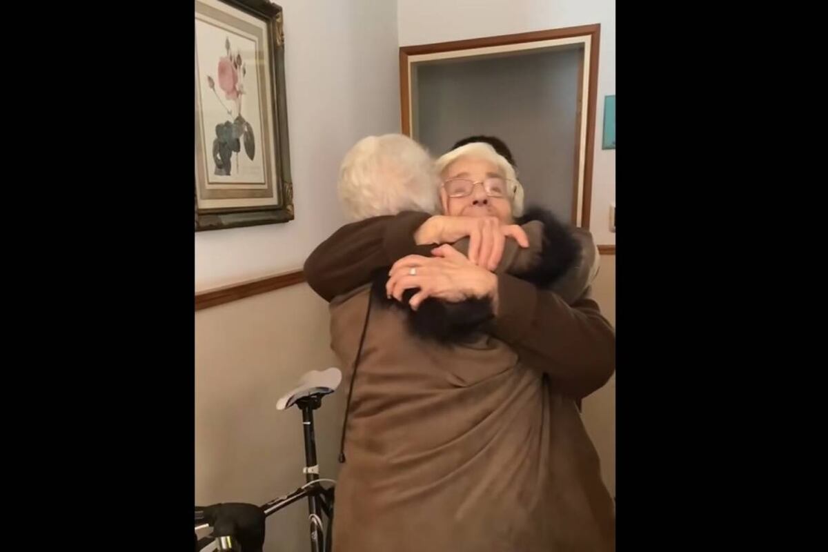 El emotivo reencuentro entre Margarita y Olga, distanciadas durante muchos años, en Morteros, Córdoba. (Captura de imagen)