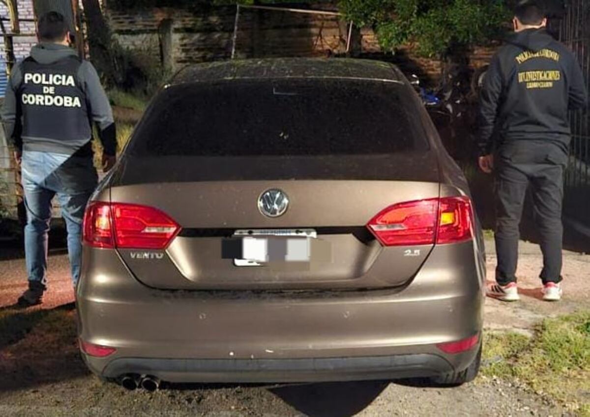 Allanamiento. El auto utilizado durante el ilícito. (Policía de Córdoba)
