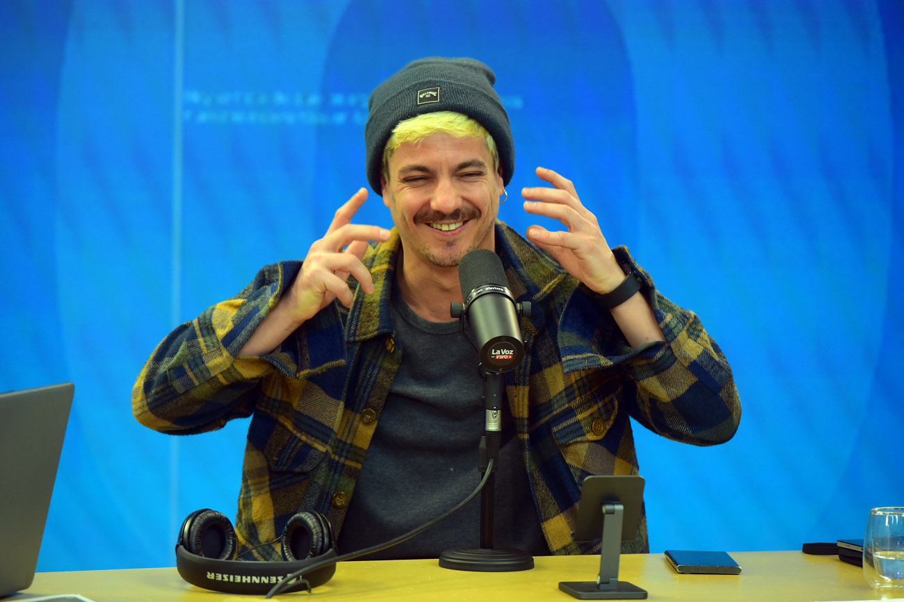 El actor e influencer Facundo Gambandé presentando su obra Las Cosas Maravillosas en el streaming de La Voz en Vivo. (Nicolás Bravo / La Voz)