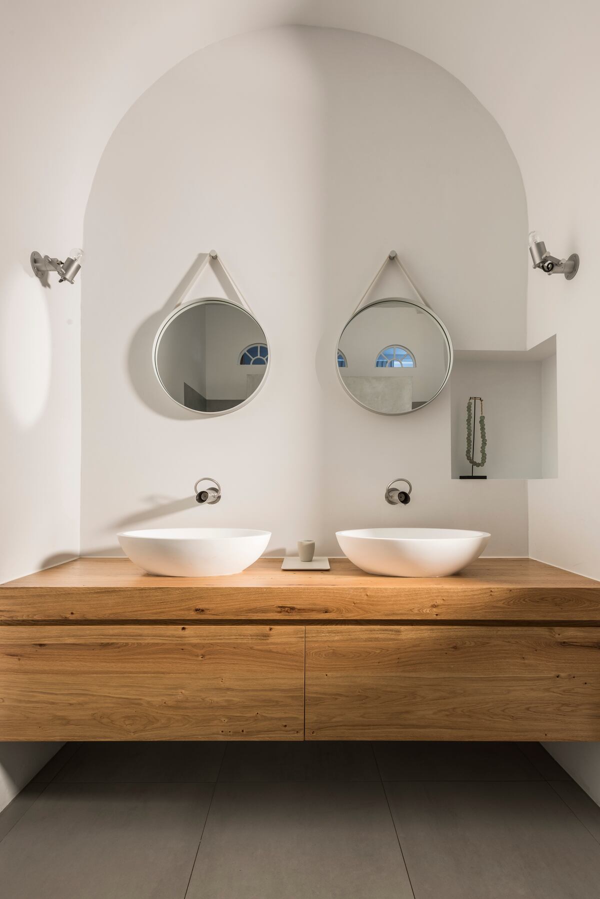 ¿En el baño? Sí, también; con las protecciones indicadas, la madera otorga calidez en medio de mucho material duro.