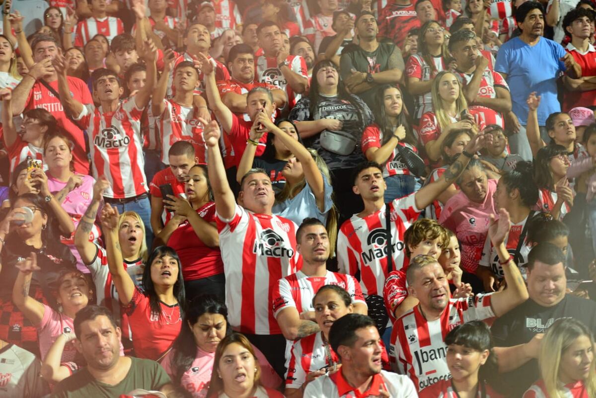 Hinchada de Instituto en el Monumental de Alta Córdoba en el partido ante Huracán, por la novena fecha de la Copa de la Liga Profesional 2024. (La Voz)