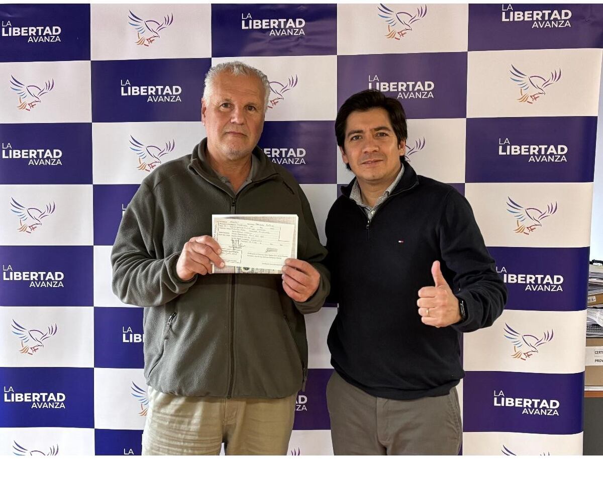 Afiliación. Marcelo Angeli sostiene la ficha de afiliación a La Libertad Avanza, el junio del año pasado, junto a Gonzalo Roca, vicepresidente del partido libertario en Córdoba.