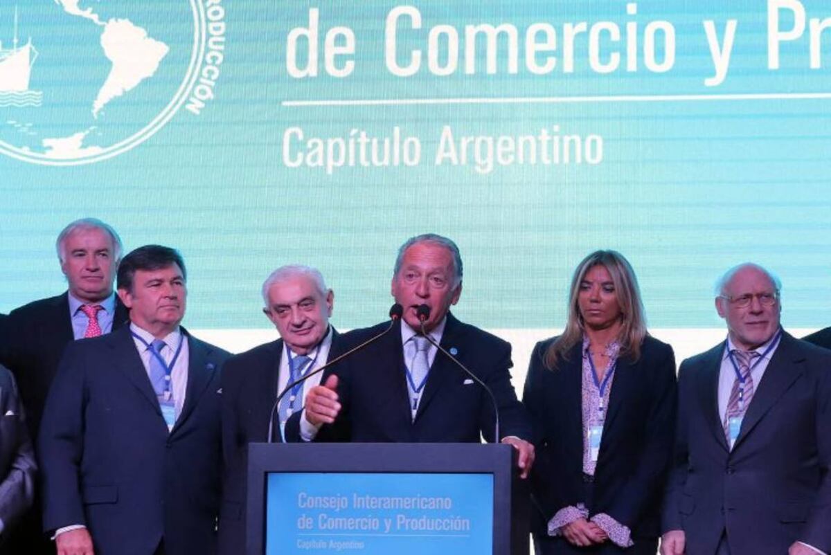 Daniel Funes de Rioja, presidente del Cycip, acompañado por hombres y mujeres de negocios. Foto: Archivo.
