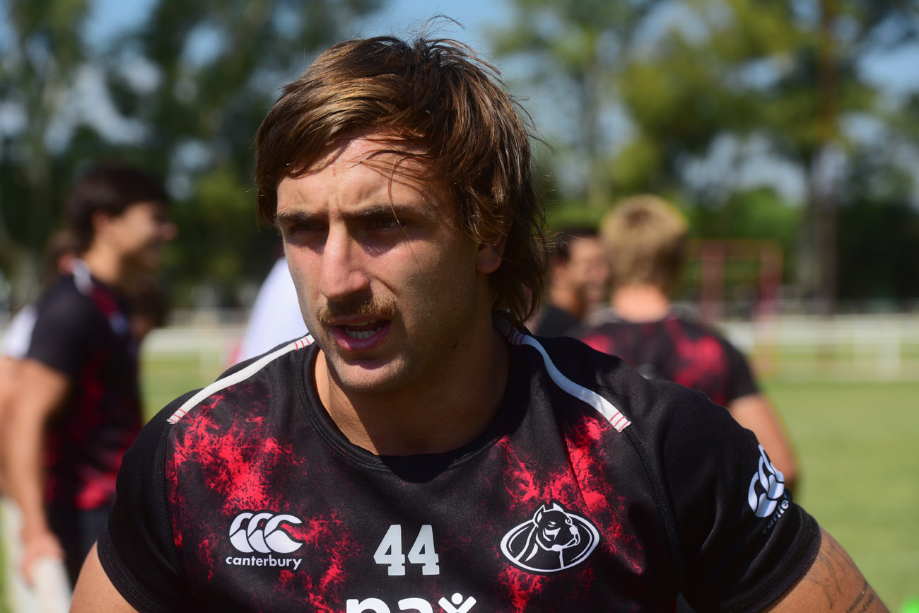 Mateo Soler, jugador de Dogos XV, en el entrenamiento de Dogos XV en la semana previa al partido con Tarucas. (Nicolás Bravo / La Voz)