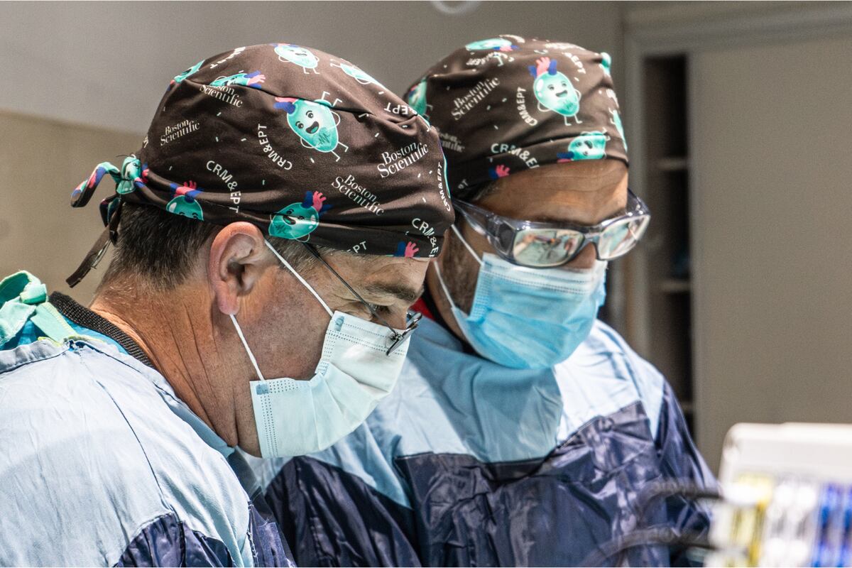 Dres miembros del servicio de Cardiología y Hemodinamia y Angiorradiología.