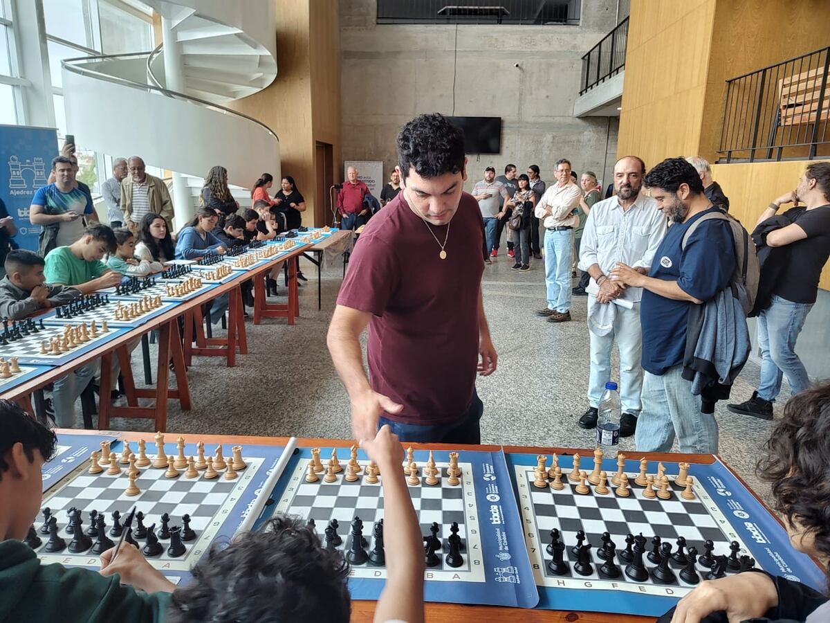 El campeón argentino de ajedrez, Sandro Mareco, compartió su experiencia en Córdoba con jóvenes talentos. (Gentileza)
