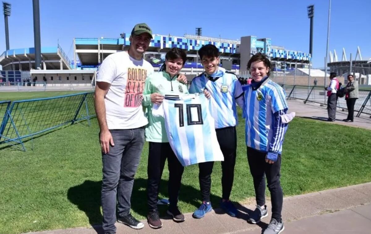 Los cuatro hinchas de San Luis que se perdieron, pero fueron los primeros en ingresar al estadio Bicentenario.