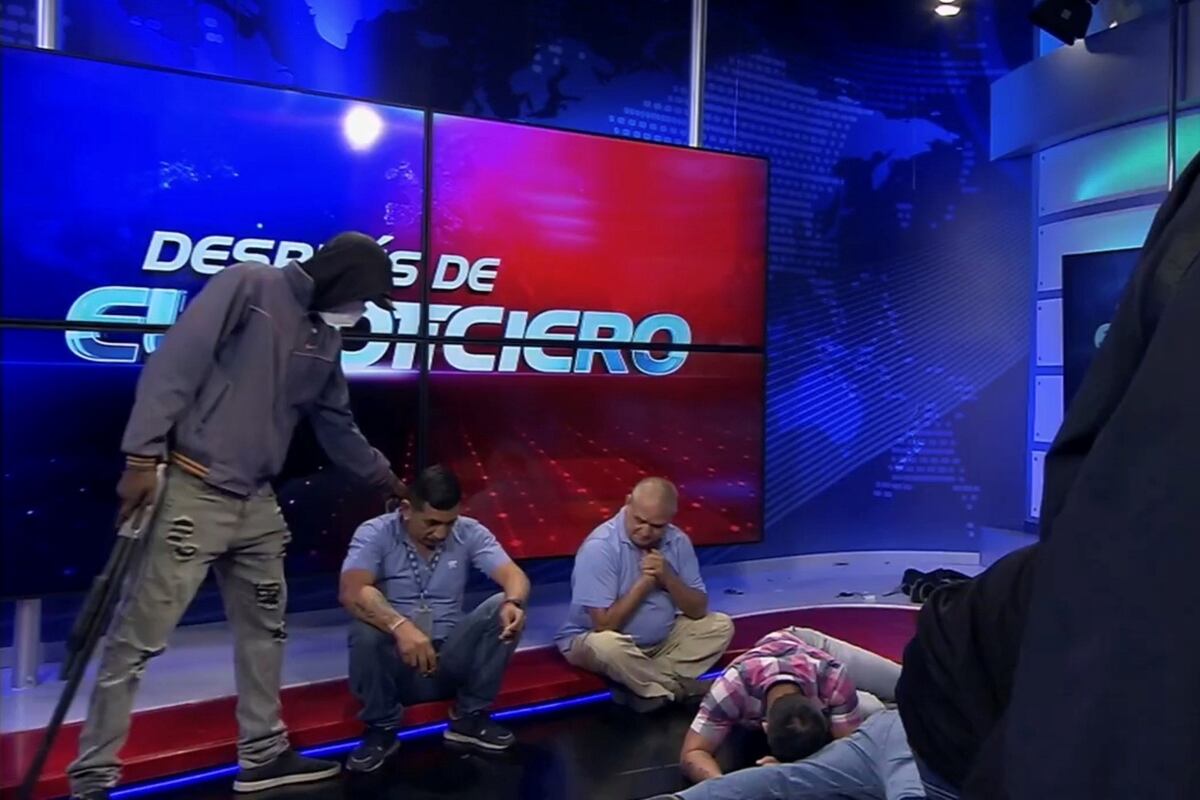 Un grupo armado entró a un canal de TV en Ecuador en plena transmisión de un informativo y tomó como rehenes al conductor y otros periodistas. 