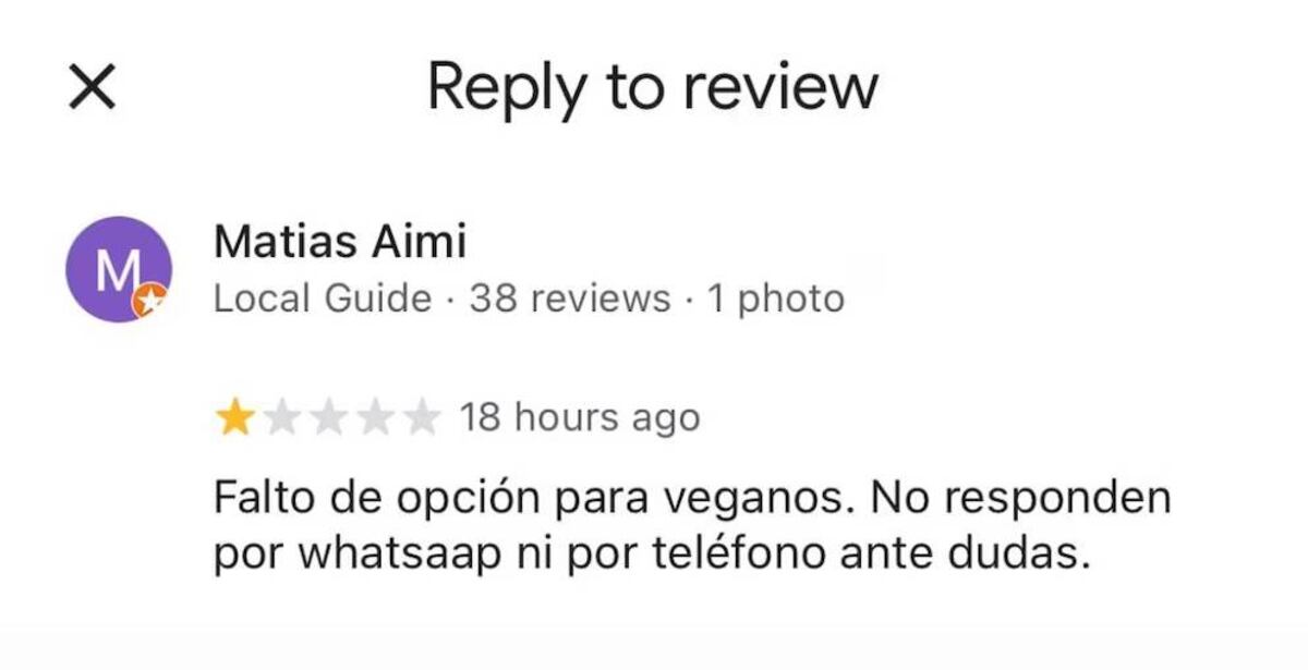 El dueño del restaurante respondió con dureza a una crítica por falta de opciones veganas y su mensaje generó una fuerte discusión en redes sociales. (@BurgerFcts)