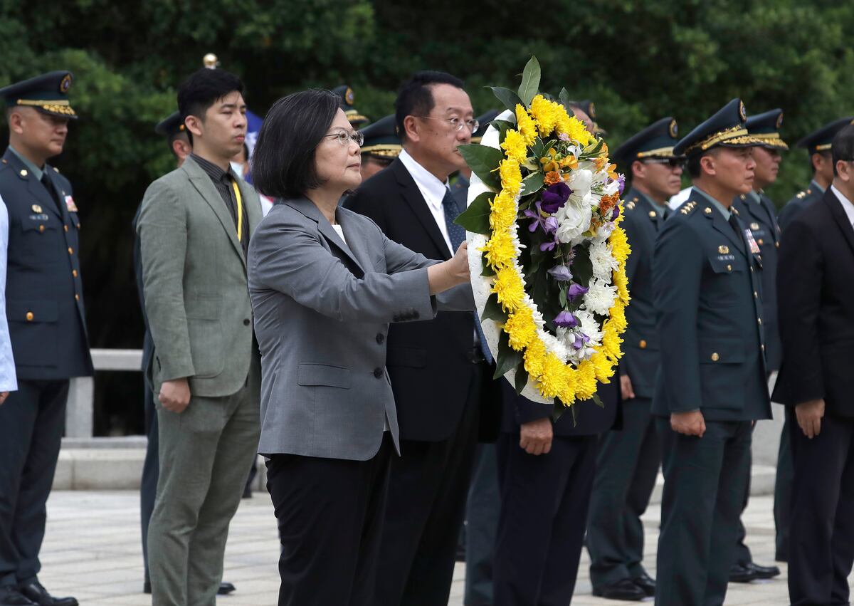 La presidenta de Taiwán, Tsai Ing-wen, lleva una corona de flores durante un acto por el 65 aniversario de un ataque mortal de China a las islas Kinmen, en Kinmen, Taiwán, el miércoles 23 de agosto de 2023. (AP Foto/Chiang Ying-ying)